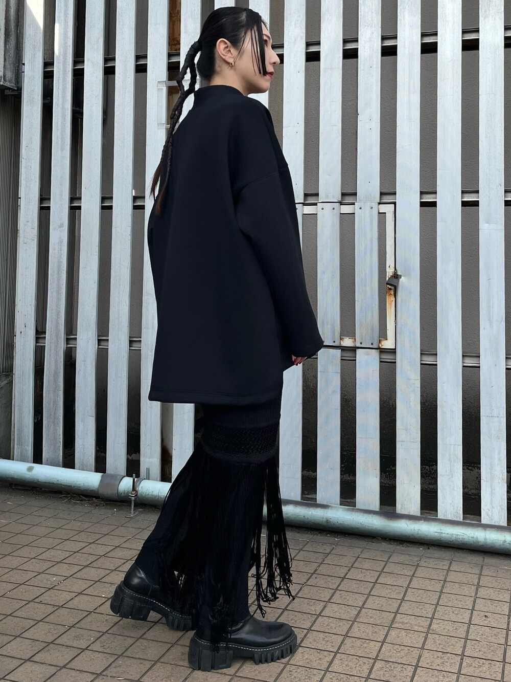 その他のTシャツ/カットソー、ブラック系のスカートを着用したレディースの冬コーディネートの2枚目の写真