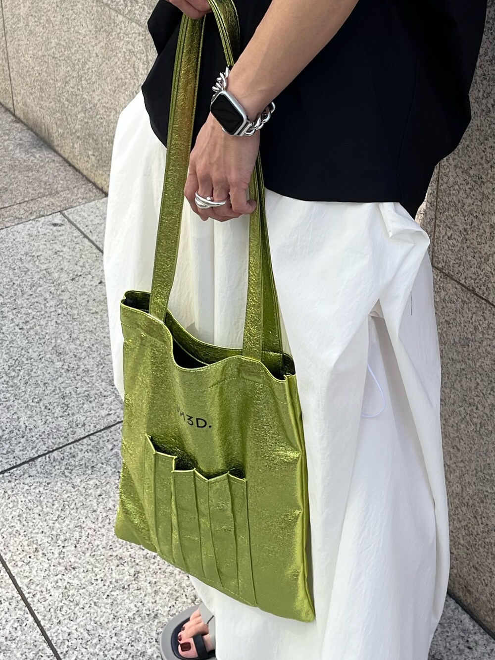 イエロー系のトートバッグ、ブラック系のTシャツ/カットソー、ホワイト系のその他パンツを着用したレディースの春コーディネートの8枚目の写真