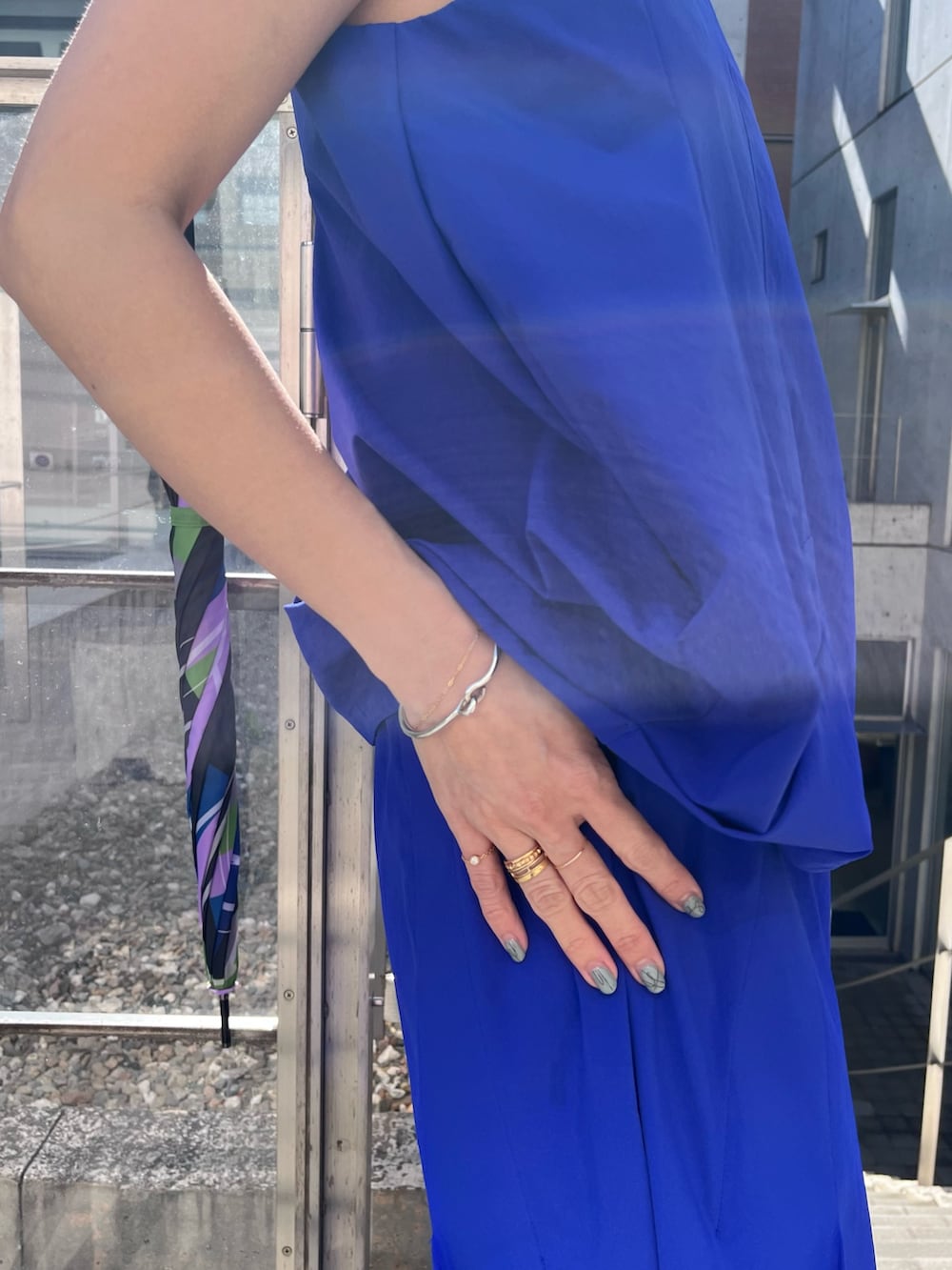 ブルー系のタンクトップ、ブルー系のその他パンツ、ブラック系の長傘を着用したレディースの春コーディネートの4枚目の写真