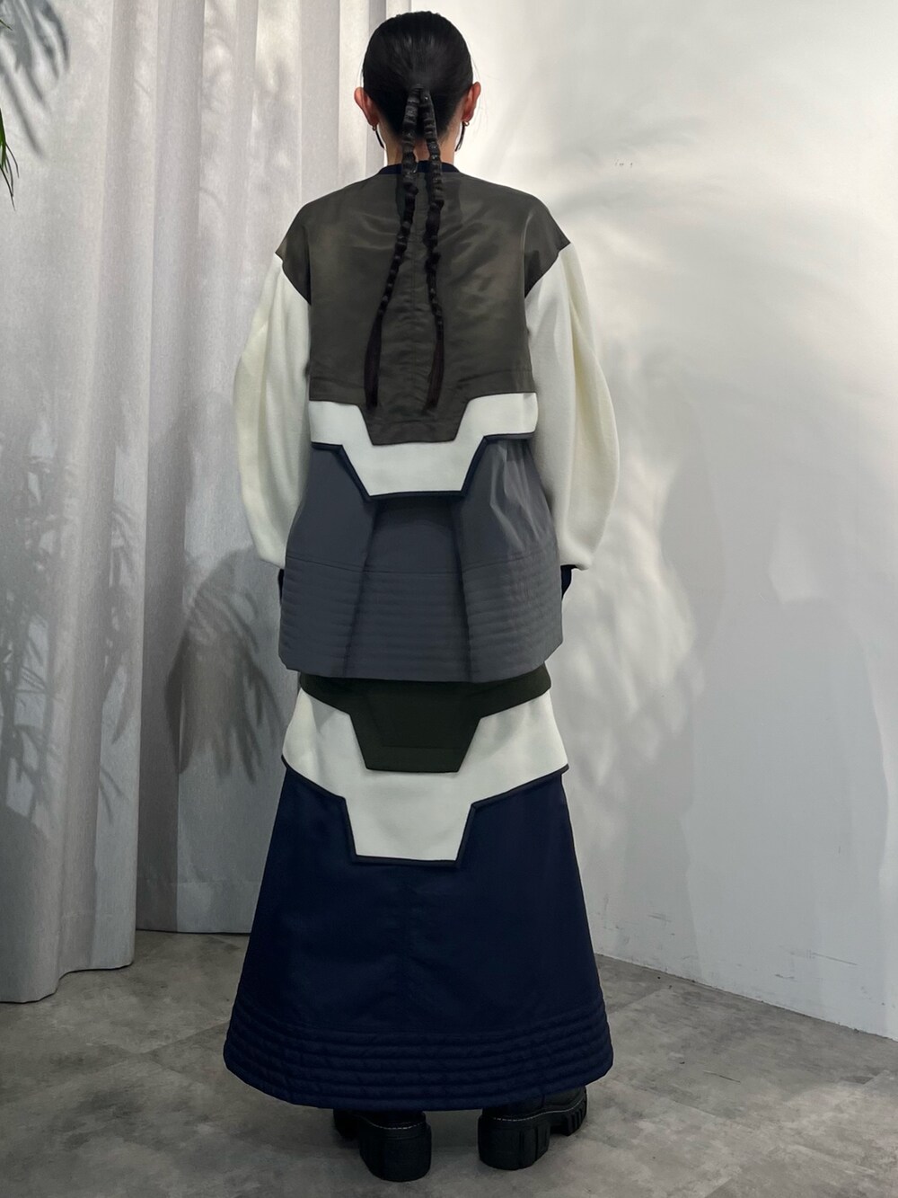 その他のその他トップス、グレー系のシャツ/ブラウス、その他のスカートを着用したレディースの秋コーディネートの2枚目の写真