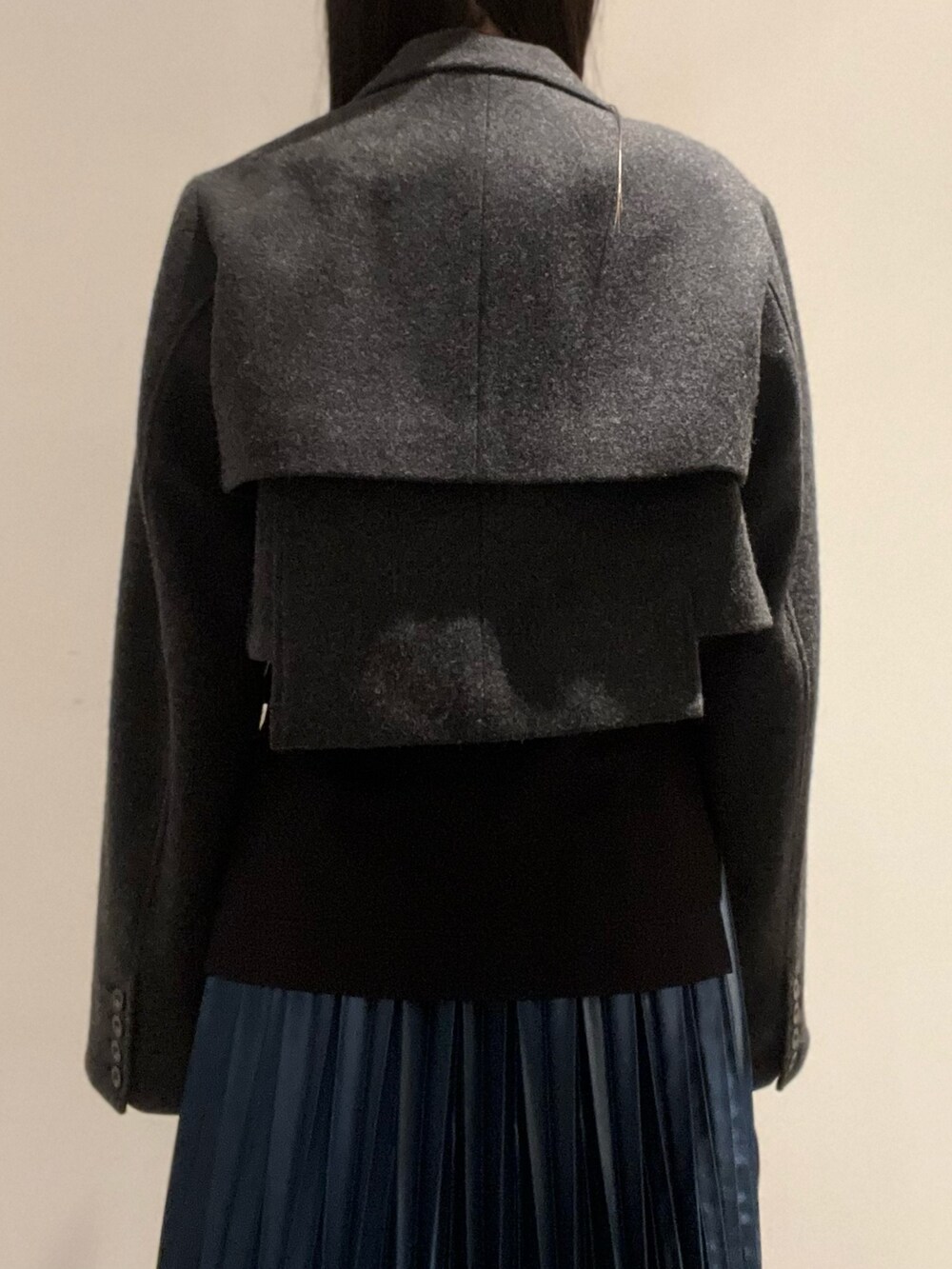 ブルー系のスカート、ブラック系のブーツ、その他のショルダーバッグを着用したレディースの秋コーディネートの5枚目の写真