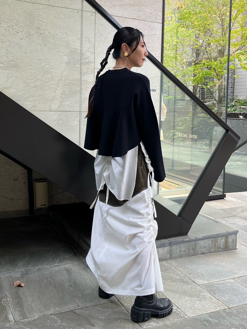 その他のシャツ/ブラウス、その他のスカート、ブラック系のニット/セーターを着用したレディースの秋コーディネートの2枚目の写真