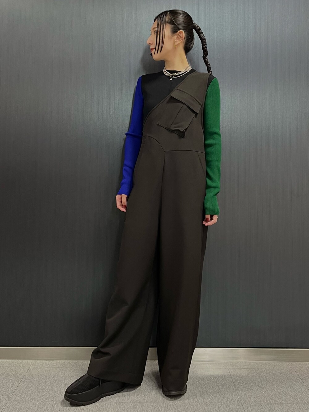 ブラック系のつなぎ/オールインワン、ブラック系のニット/セーター、シルバー系のネックレスを着用したレディースの冬コーディネートの2枚目の写真