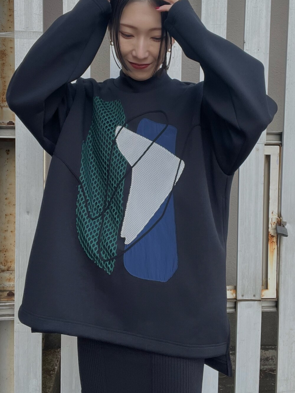 その他のTシャツ/カットソー、ブラック系のスカートを着用したレディースの冬コーディネートの3枚目の写真