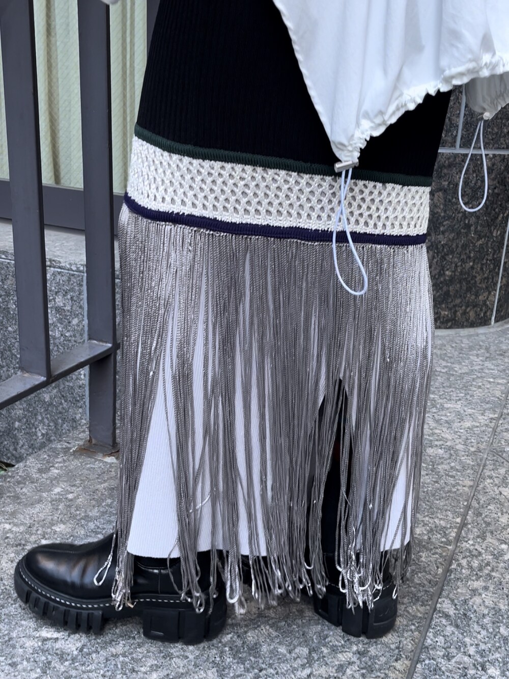 ホワイト系のシャツ/ブラウス、その他のスカート、その他のニット/セーターを着用したレディースの冬コーディネートの6枚目の写真