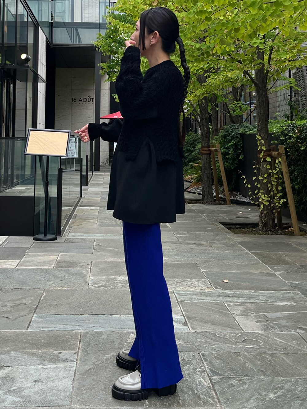 グレー系のローファー、ブラック系のニット/セーターを着用したレディースの秋コーディネートの3枚目の写真