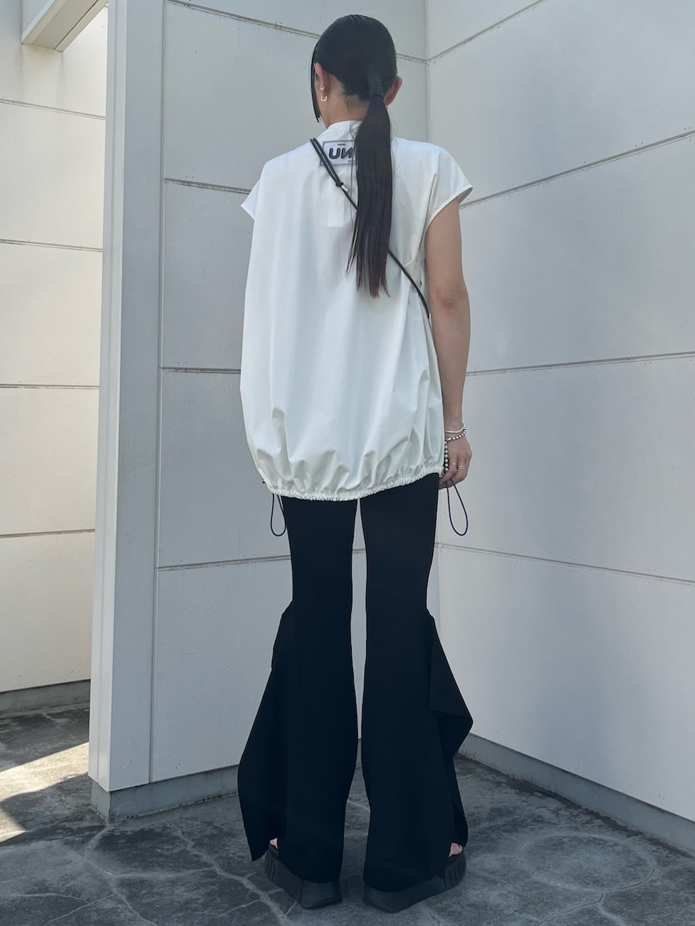 ホワイト系のTシャツ/カットソー、ブラック系のその他パンツ、ブラック系のサングラスを着用したレディースの夏コーディネートの2枚目の写真