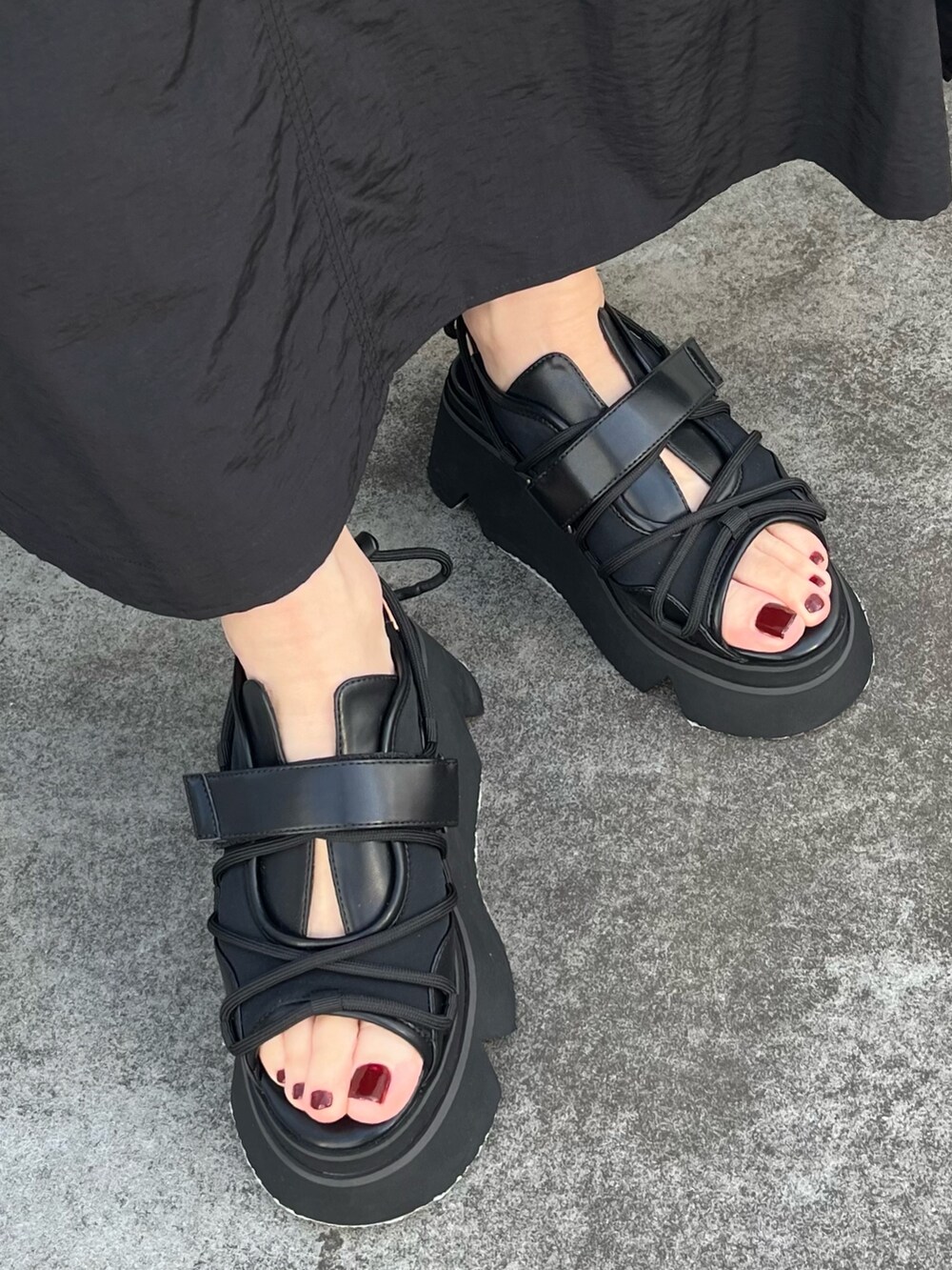 ブラック系のボディバッグ/ウエストポーチ、その他のタンクトップ、その他のスカートを着用したレディースの春コーディネートの7枚目の写真