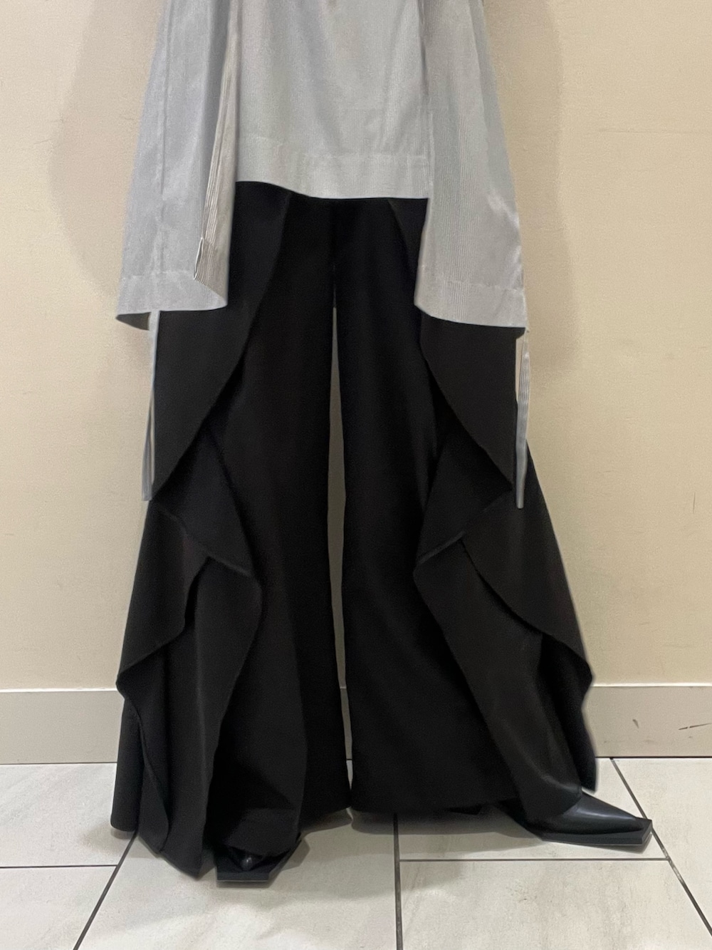 その他のシャツ/ブラウス、ブラック系のその他パンツ、ブラック系のサンダルを着用したレディースの夏コーディネートの8枚目の写真