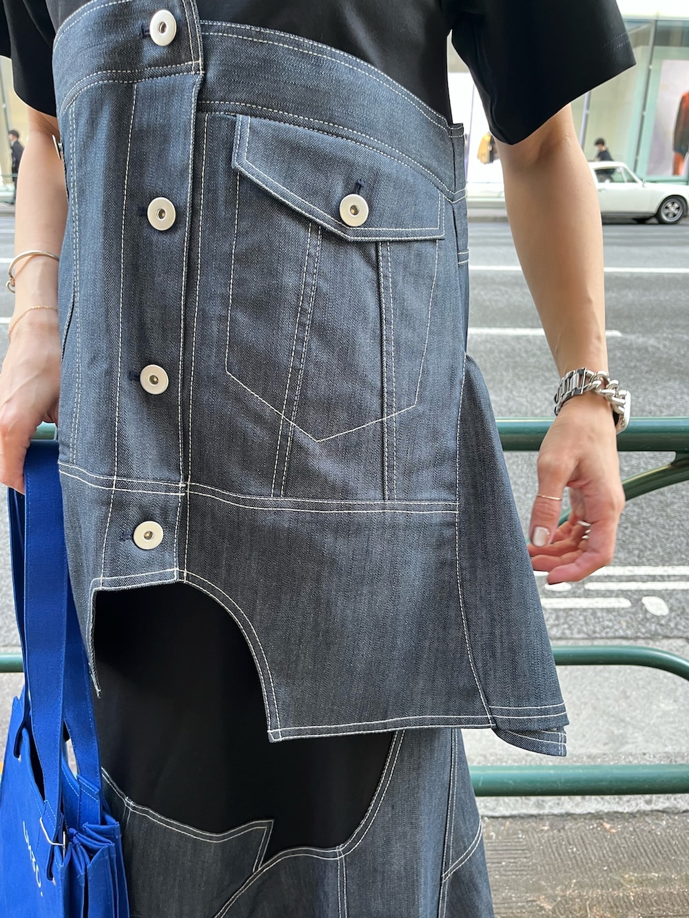 ブルー系のTシャツ/カットソー、ブルー系のスカート、ブルー系のトートバッグを着用したレディースの冬コーディネートの5枚目の写真