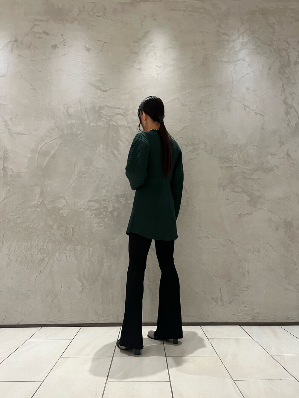 グリーン系のニット/セーター、その他のパンプス、ブラック系のその他パンツを着用したレディースの秋コーディネートの3枚目の写真