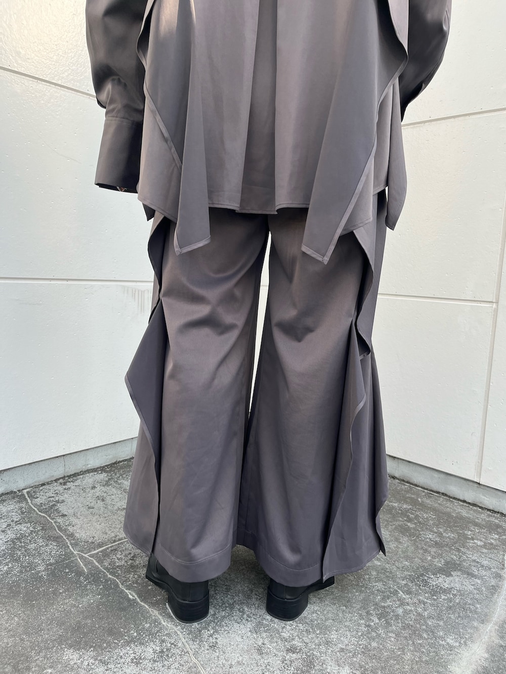 グレー系のシャツ/ブラウス、グレー系のその他パンツ、ブラック系のスリッポンを着用したレディースの秋コーディネートの8枚目の写真