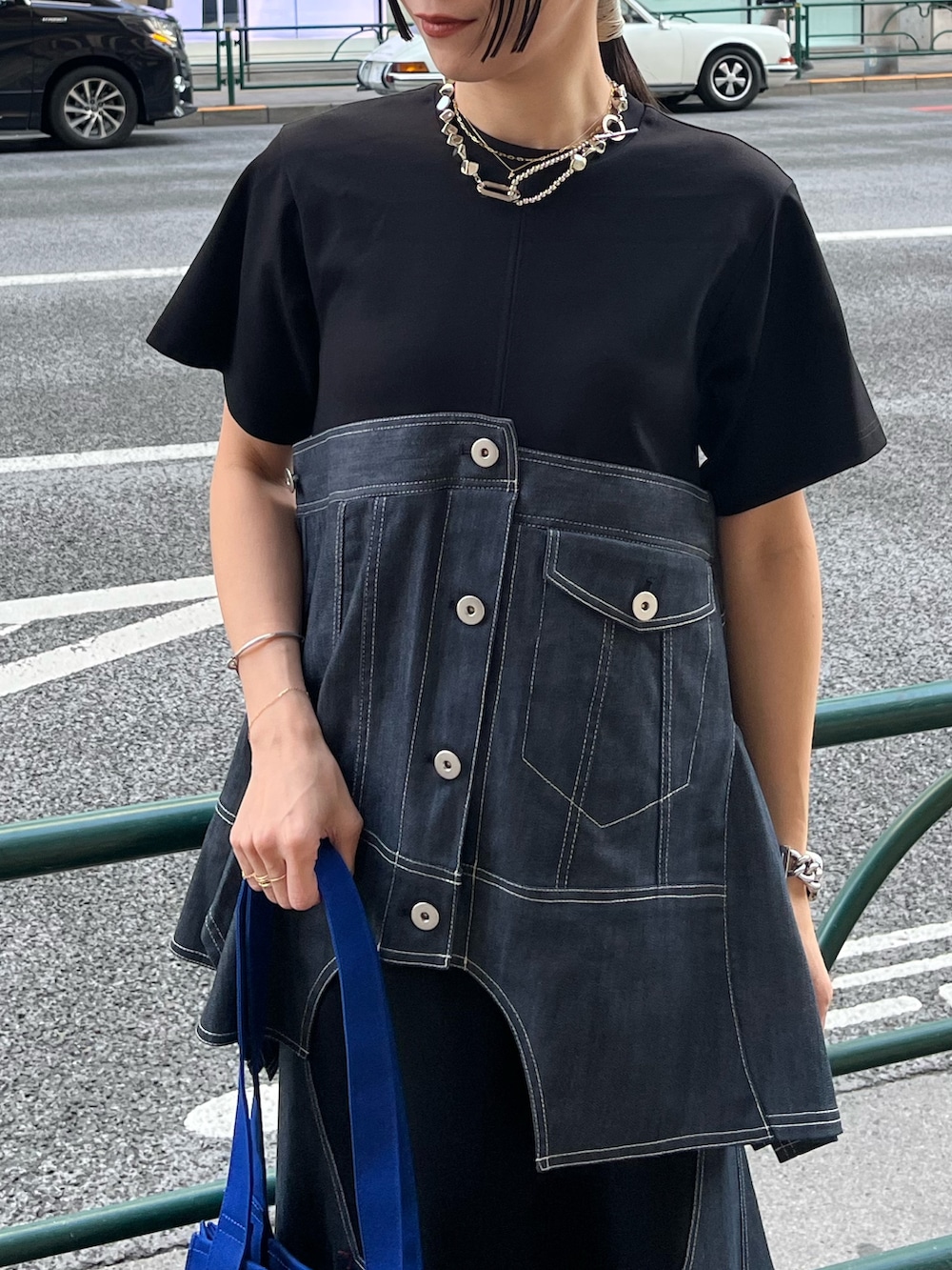 ブルー系のTシャツ/カットソー、ブルー系のスカート、ブルー系のトートバッグを着用したレディースの冬コーディネートの3枚目の写真