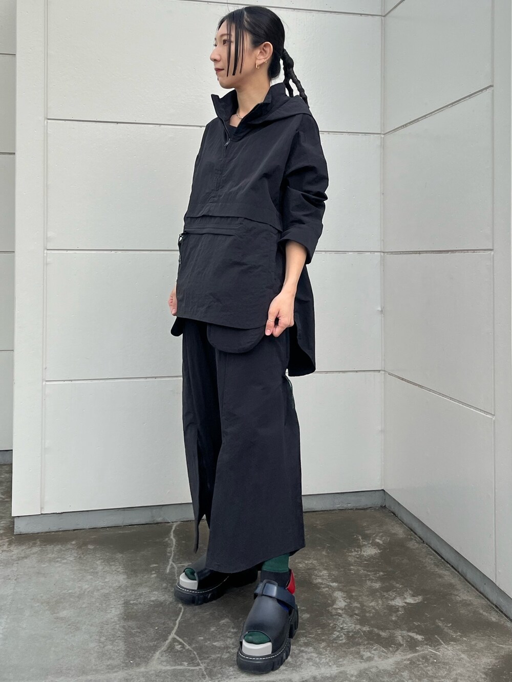 ブラック系のマウンテンパーカー、ブラック系のスカートを着用したレディースの夏コーディネートの3枚目の写真