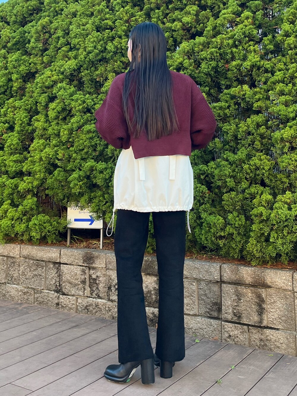 ブラウン系のニット/セーター、ホワイト系のシャツ/ブラウス、ブラック系のその他パンツを着用したレディースの冬コーディネートの2枚目の写真