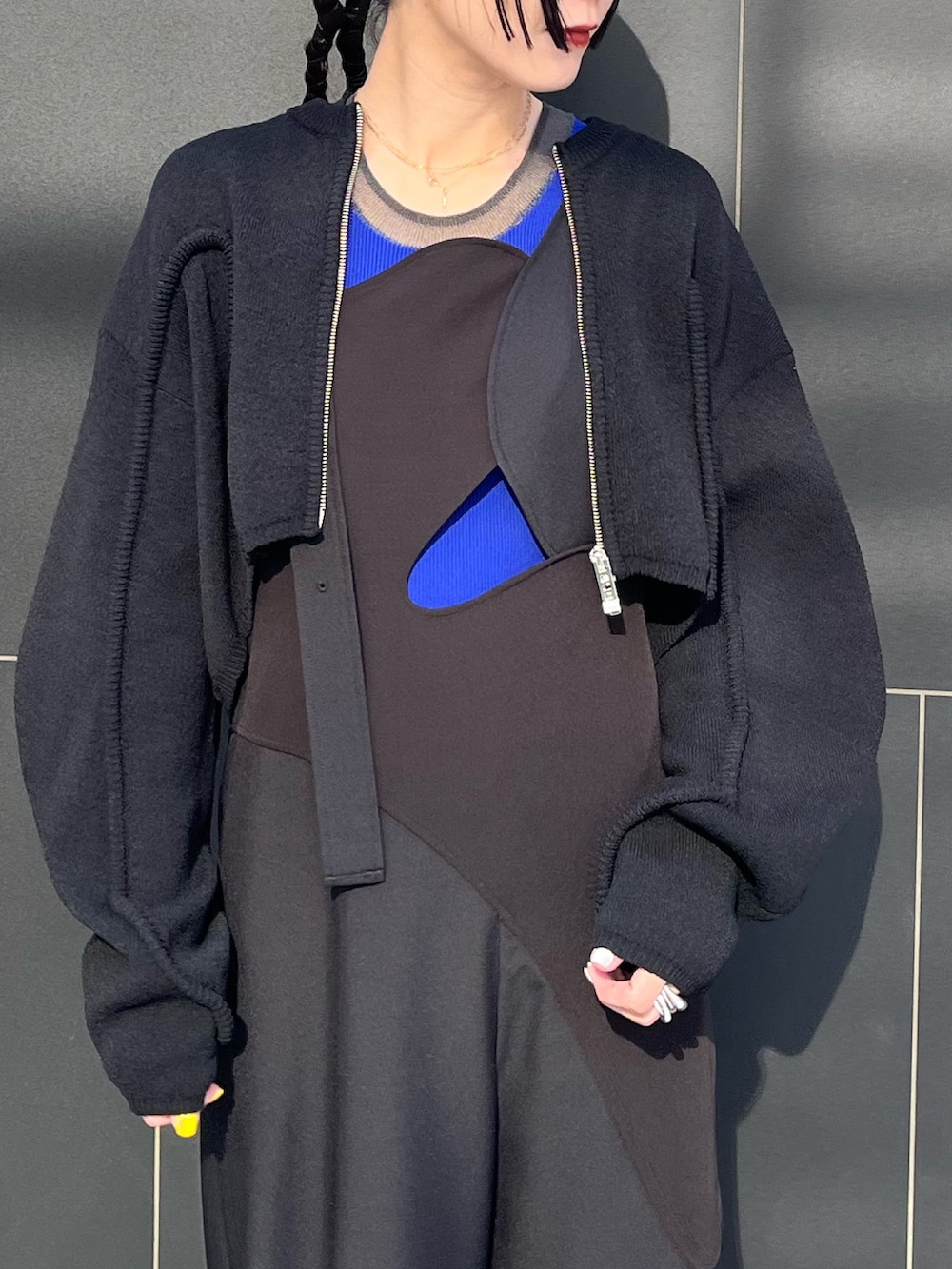 ブラック系のつなぎ/オールインワン、ブラック系のカーディガン/ボレロ、ブラック系のブーツを着用したレディースの冬コーディネートの3枚目の写真