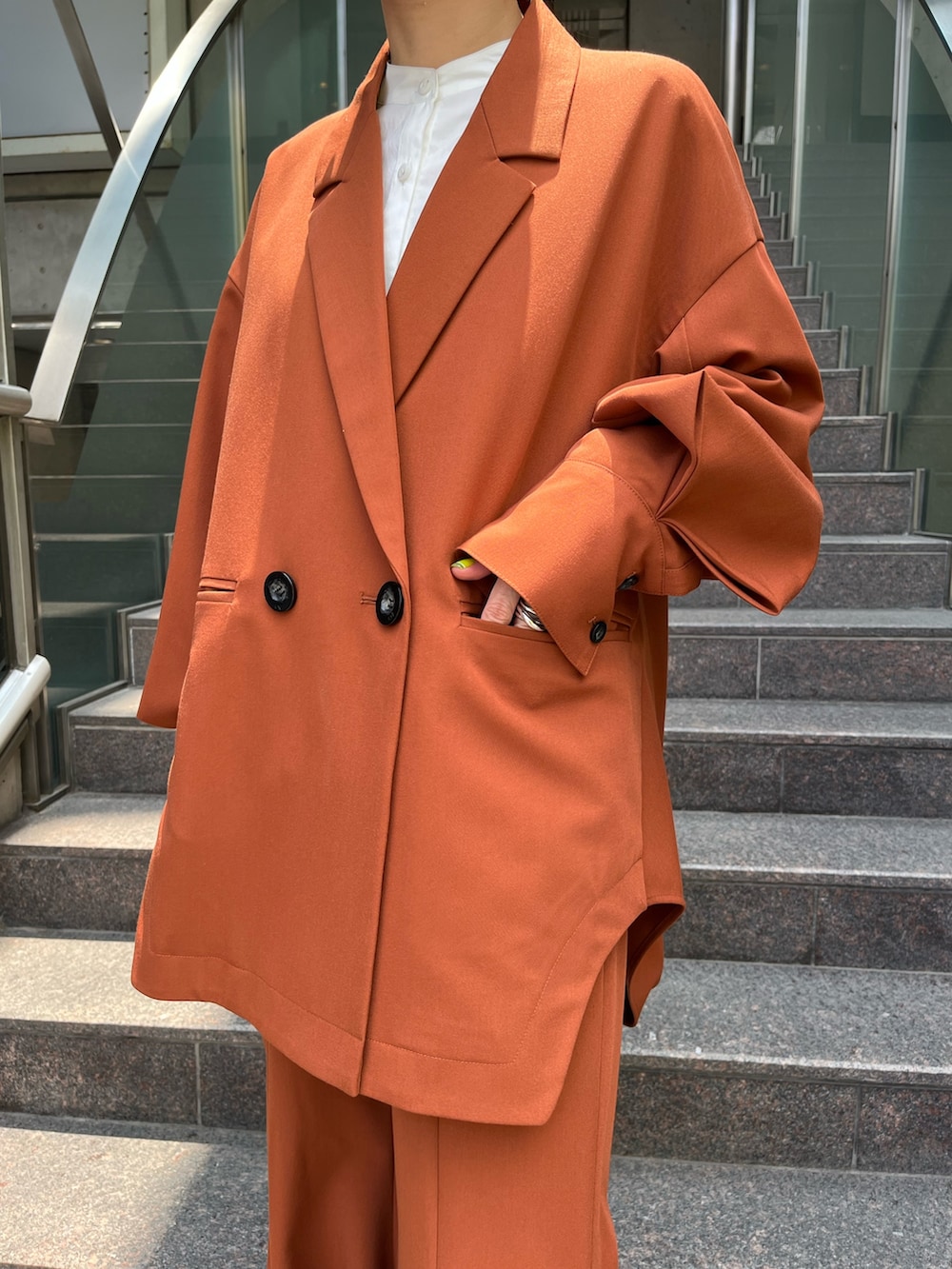 ホワイト系のシャツ/ブラウス、イエロー系のテーラードジャケット、イエロー系のその他パンツを着用したレディースの夏コーディネートの4枚目の写真