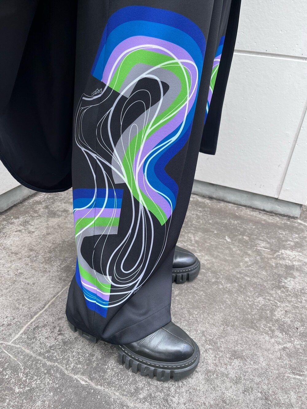 ブラック系のシャツ/ブラウス、ブラック系のその他パンツ、ブラック系のブーツを着用したレディースの冬コーディネートの9枚目の写真