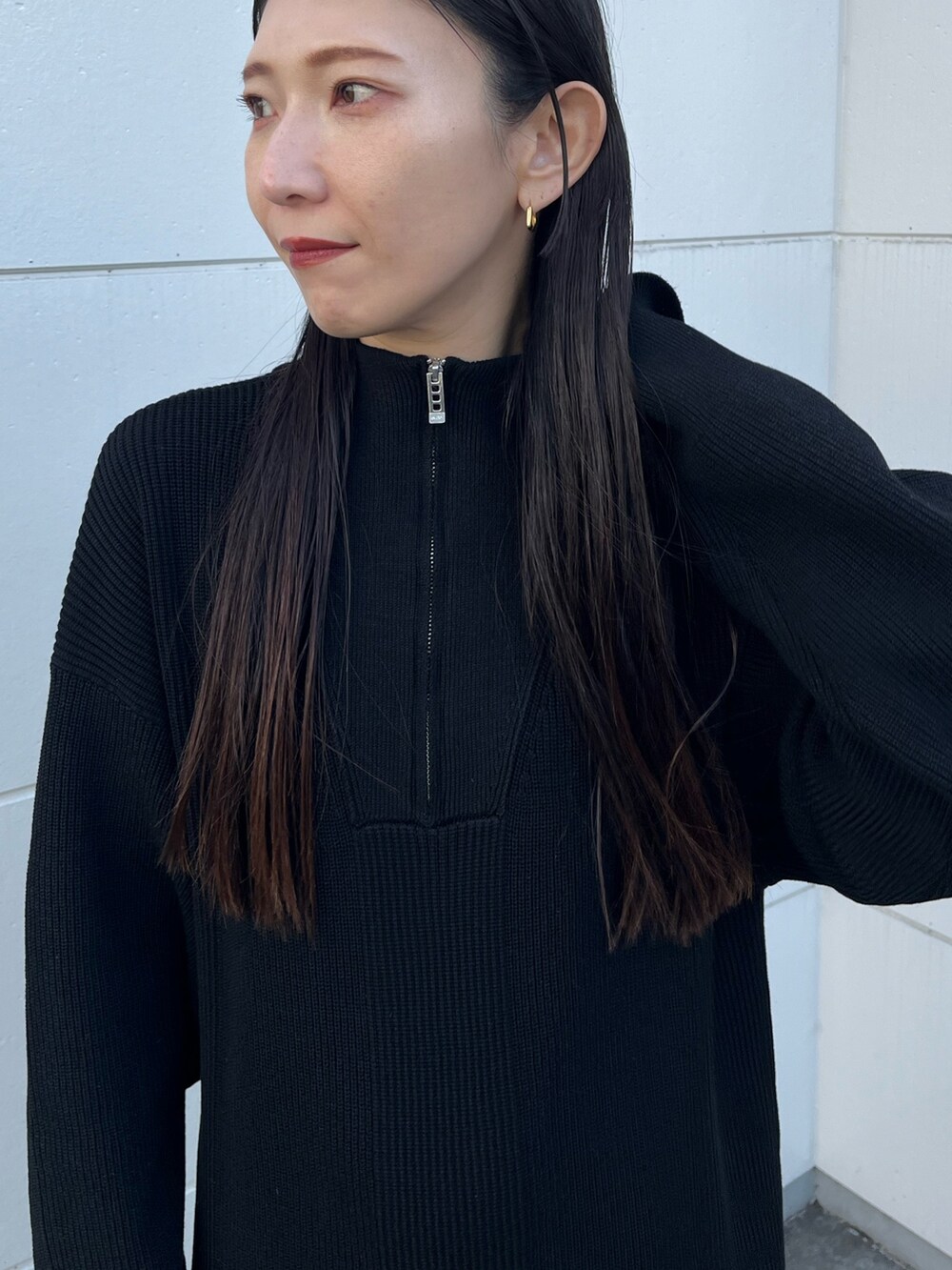 ブラック系のワンピース、その他のショルダーバッグ、ブラック系のブーツを着用したレディースの冬コーディネートの3枚目の写真