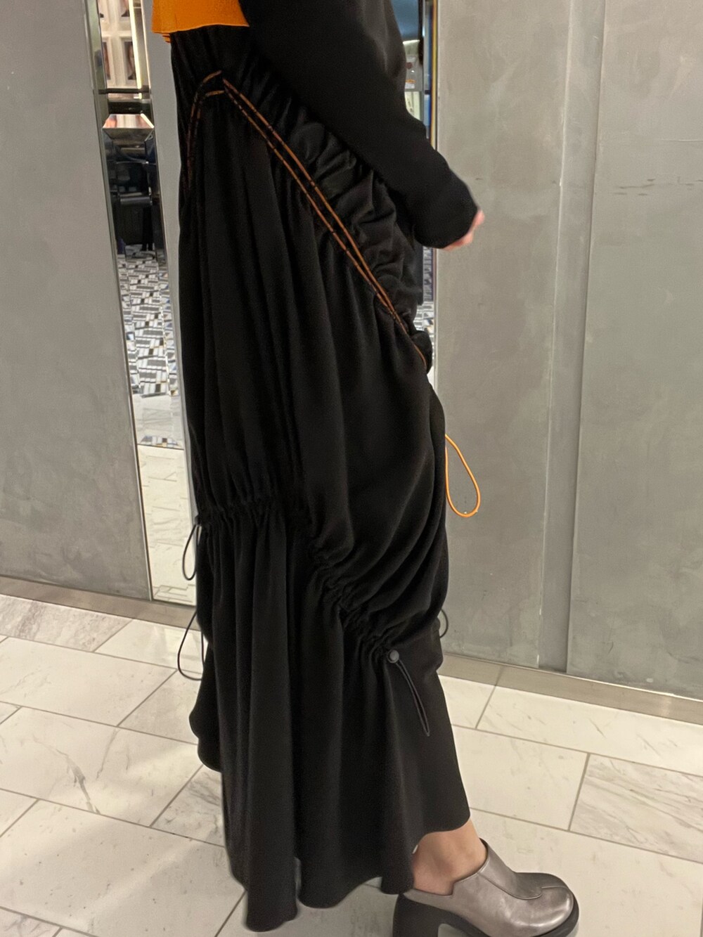 ブラック系のワンピース、ブラウン系のタンクトップ、ブラック系のカーディガン/ボレロを着用したレディースの春コーディネートの8枚目の写真