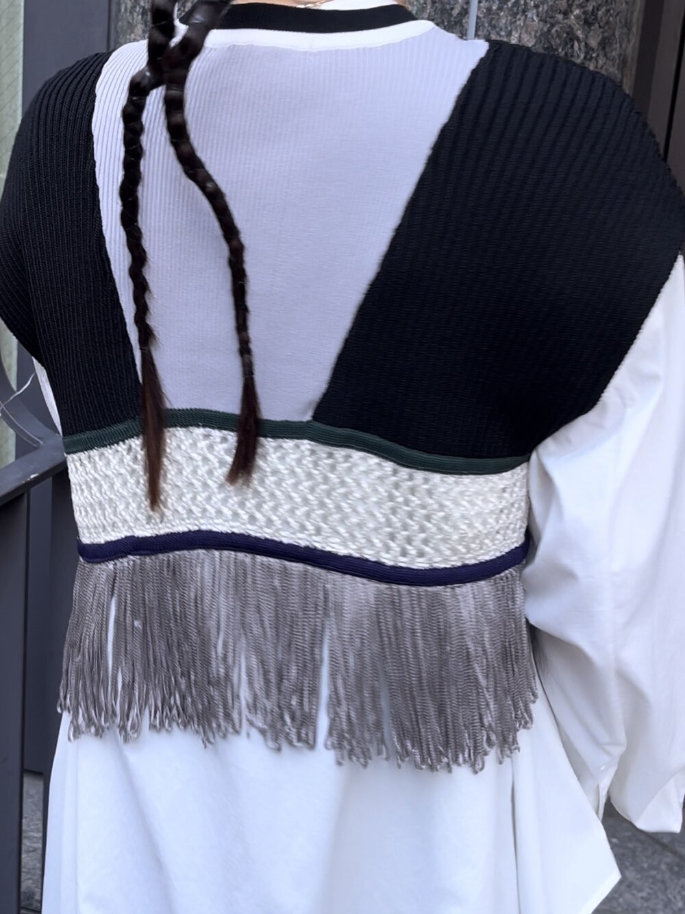 ホワイト系のシャツ/ブラウス、その他のスカート、その他のニット/セーターを着用したレディースの冬コーディネートの4枚目の写真