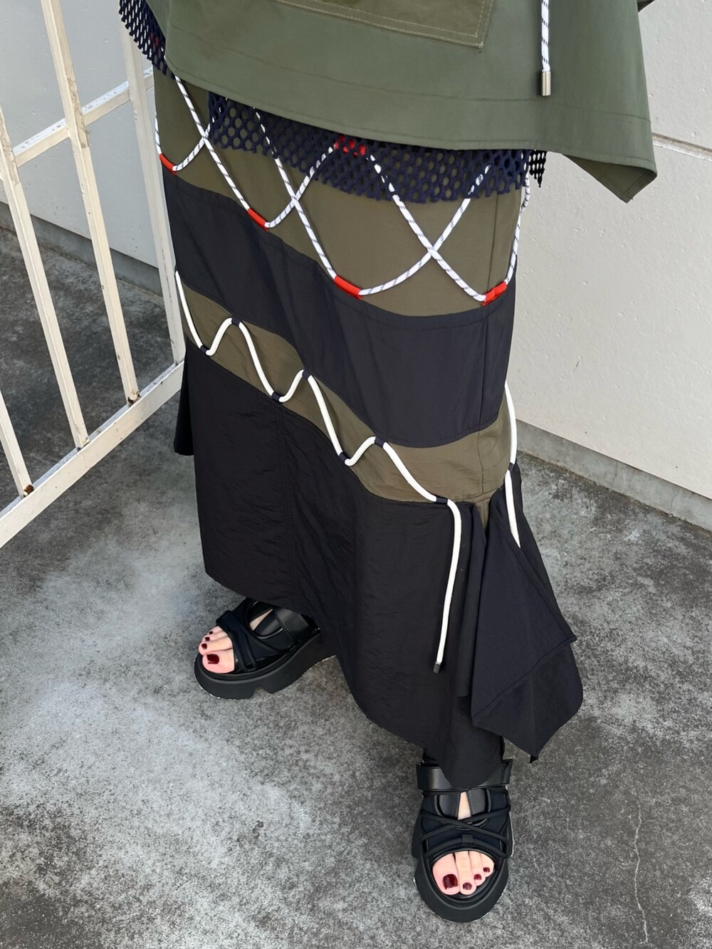 ブラック系のボディバッグ/ウエストポーチ、その他のタンクトップ、その他のスカートを着用したレディースの春コーディネートの6枚目の写真