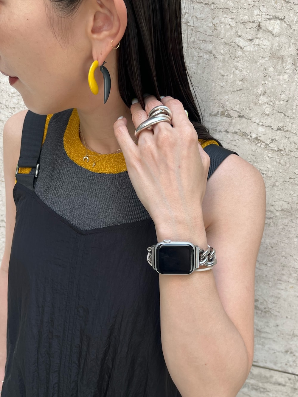 ブラック系のワンピース、シルバー系のサンダル、グレー系のタンクトップを着用したレディースの夏コーディネートの5枚目の写真