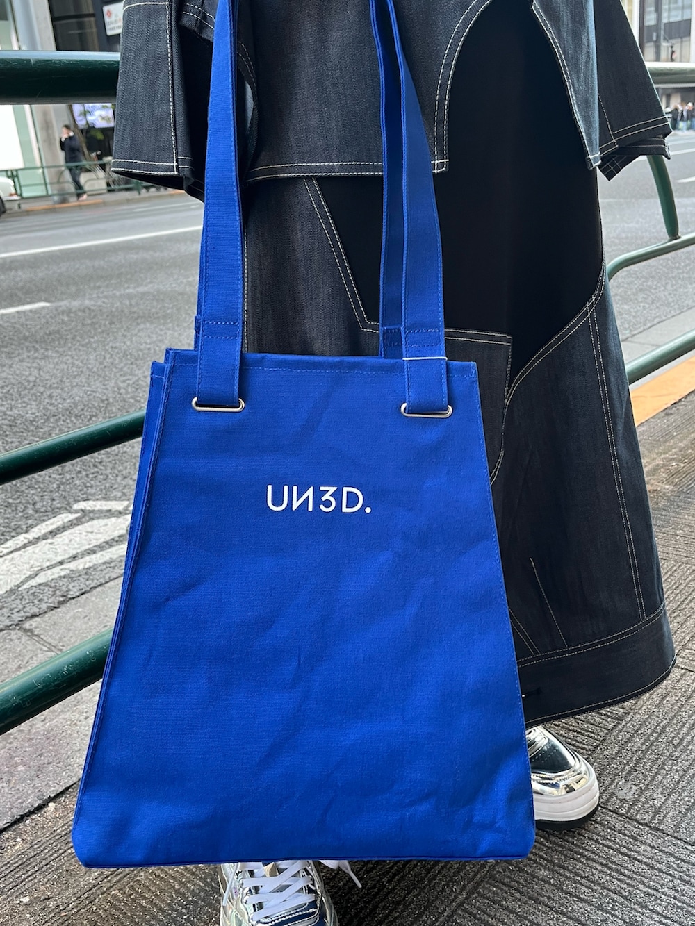 ブルー系のTシャツ/カットソー、ブルー系のスカート、ブルー系のトートバッグを着用したレディースの冬コーディネートの4枚目の写真