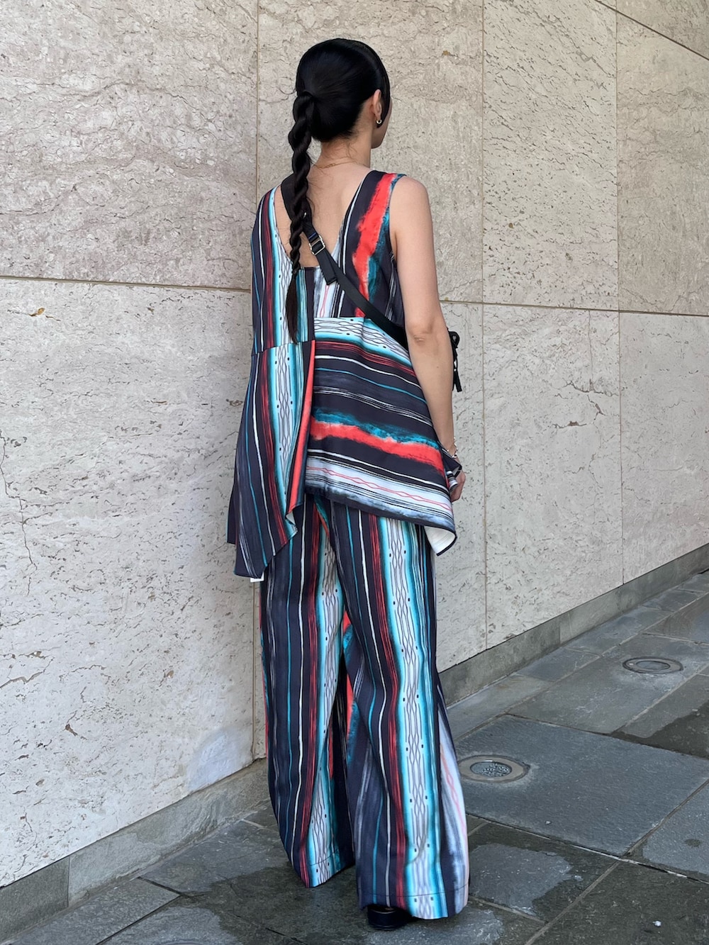 ブラック系のシャツ/ブラウス、ブラック系のボディバッグ/ウエストポーチ、ブラック系のその他パンツを着用したレディースの春コーディネートの3枚目の写真