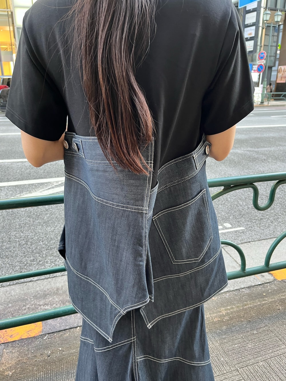 ブルー系のTシャツ/カットソー、ブルー系のスカート、ブルー系のトートバッグを着用したレディースの冬コーディネートの7枚目の写真