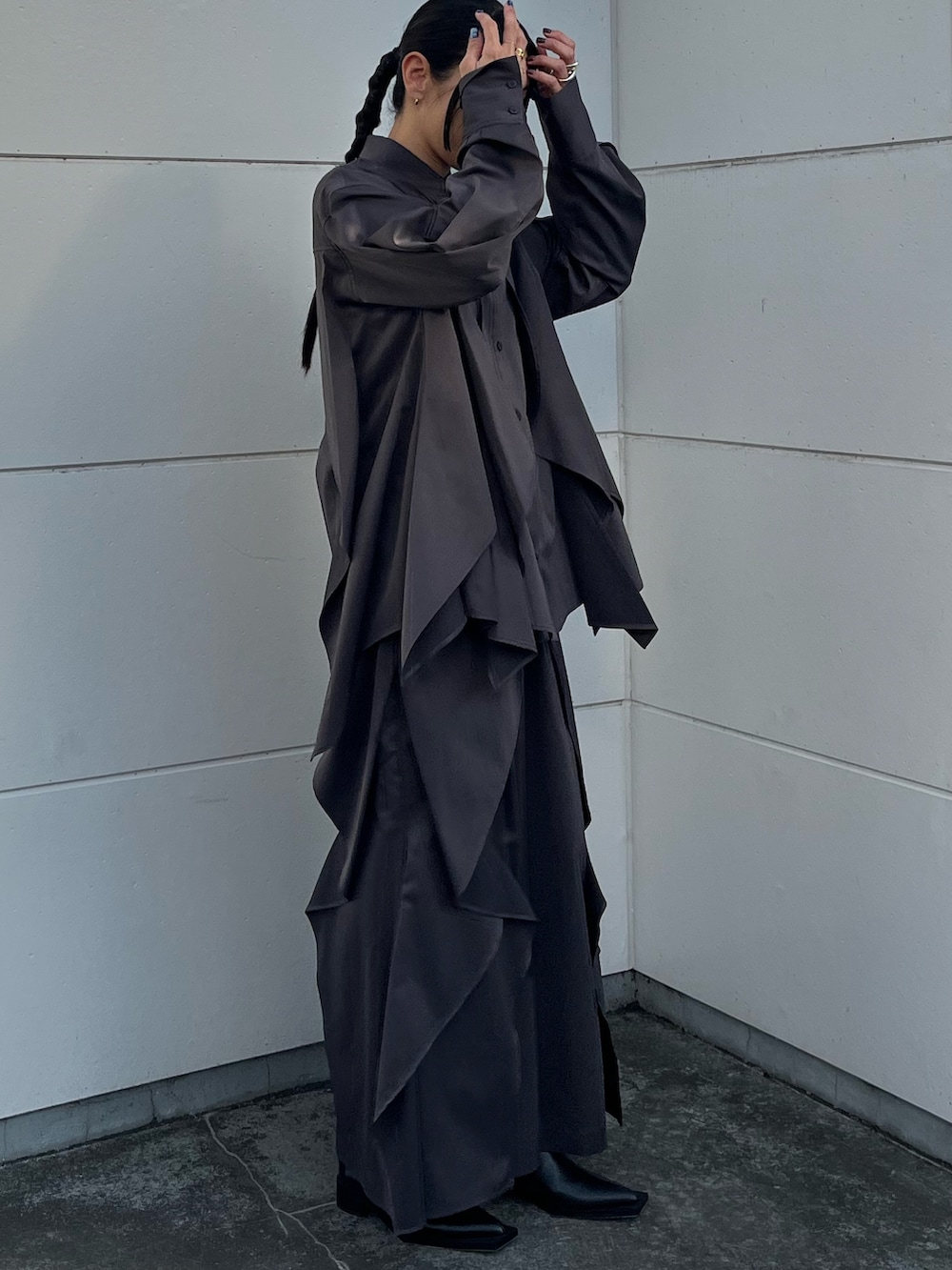 グレー系のシャツ/ブラウス、グレー系のその他パンツ、ブラック系のスリッポンを着用したレディースの秋コーディネートの3枚目の写真