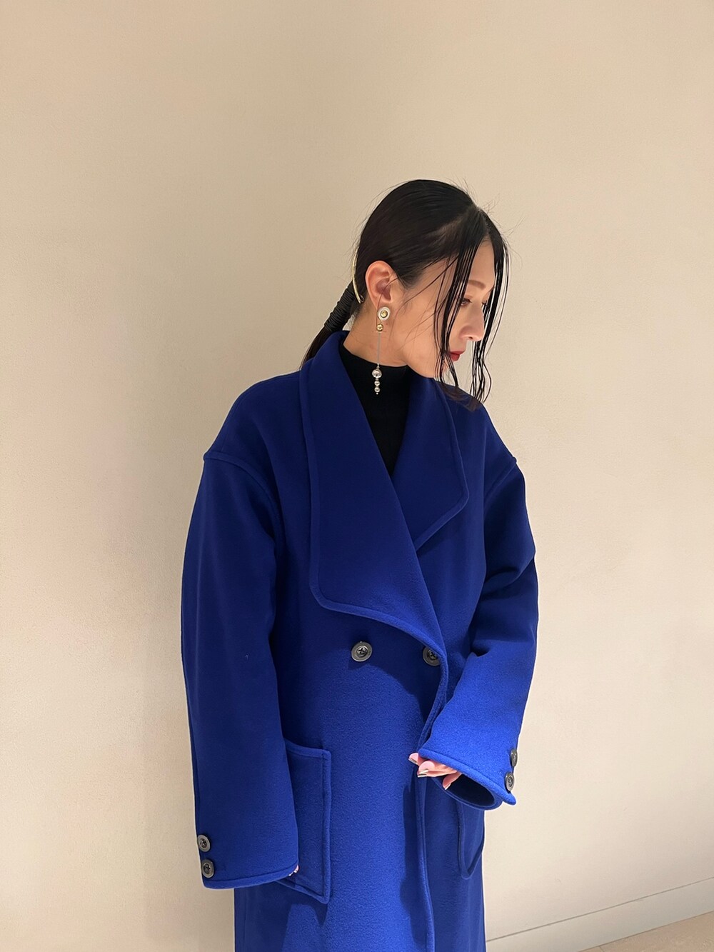 ブルー系のその他アウター、グレー系のつなぎ/オールインワン、ブラック系のニット/セーターを着用したレディースの冬コーディネートの6枚目の写真