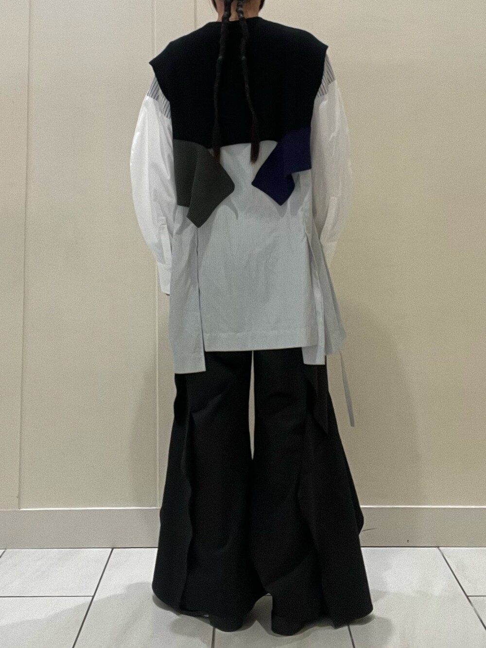 その他のシャツ/ブラウス、ブラック系のその他パンツ、ブラック系のサンダルを着用したレディースの夏コーディネートの2枚目の写真