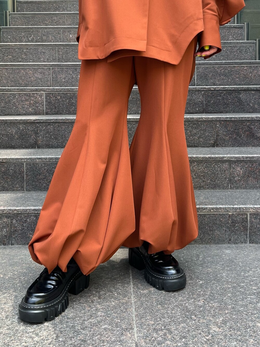 ホワイト系のシャツ/ブラウス、イエロー系のテーラードジャケット、イエロー系のその他パンツを着用したレディースの夏コーディネートの6枚目の写真