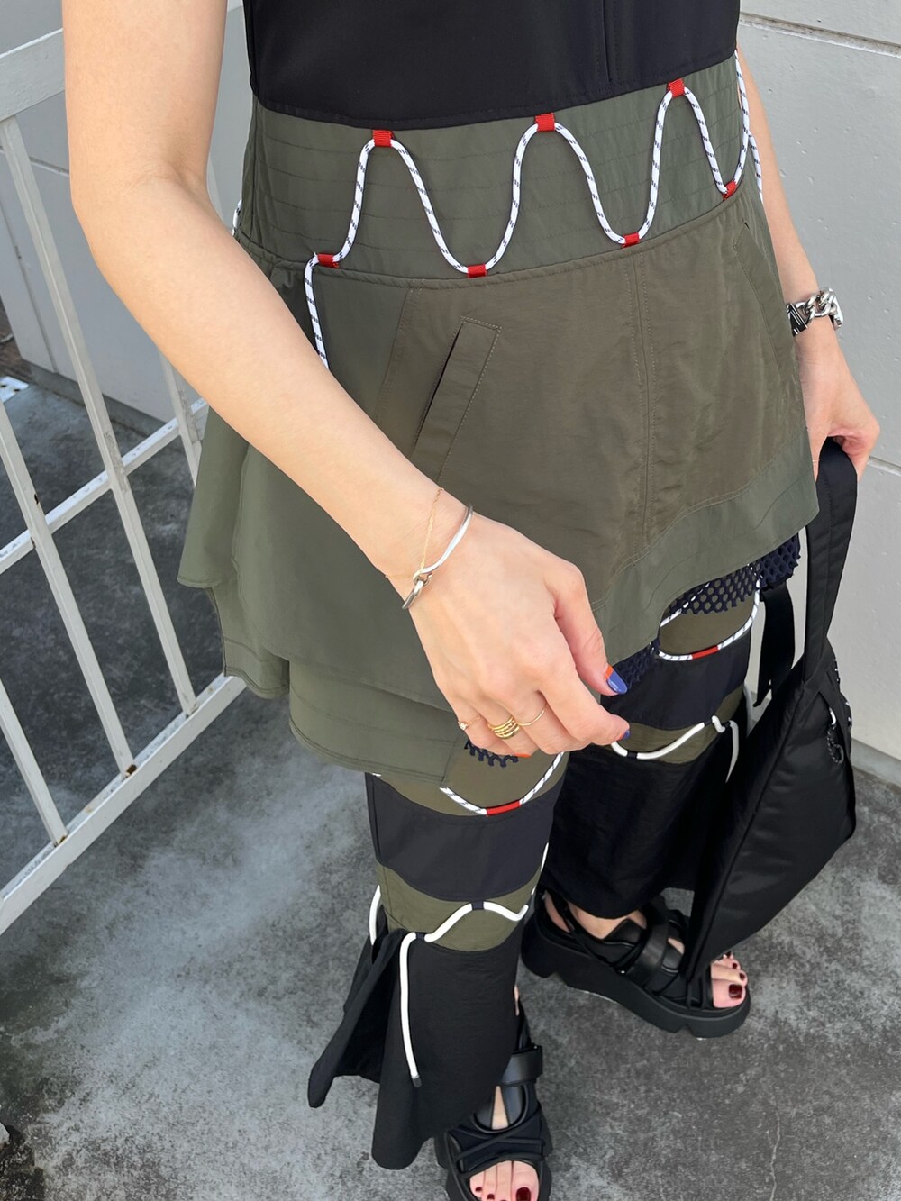 ブラック系のボディバッグ/ウエストポーチ、その他のタンクトップ、その他のスカートを着用したレディースの春コーディネートの4枚目の写真