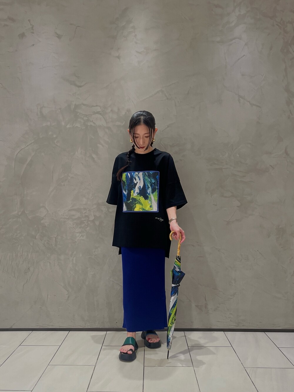 ブラック系のTシャツ/カットソー、ブルー系のスカート、その他のサンダルを着用したレディースの夏コーディネートの5枚目の写真