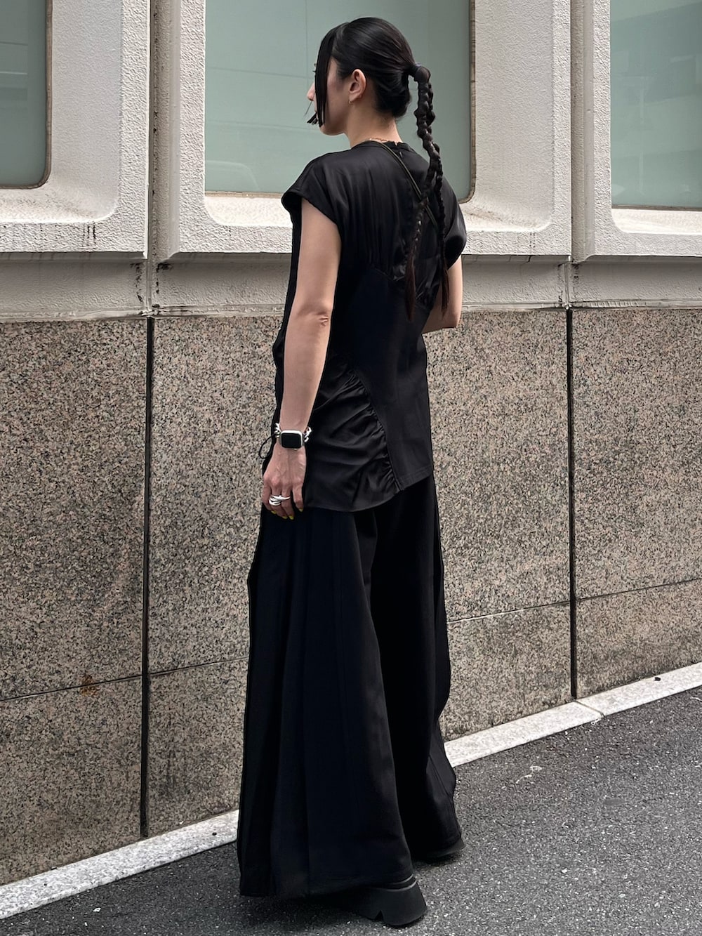 ブラック系のTシャツ/カットソー、ブラック系のその他パンツ、グリーン系のショルダーバッグを着用したレディースの夏コーディネートの2枚目の写真