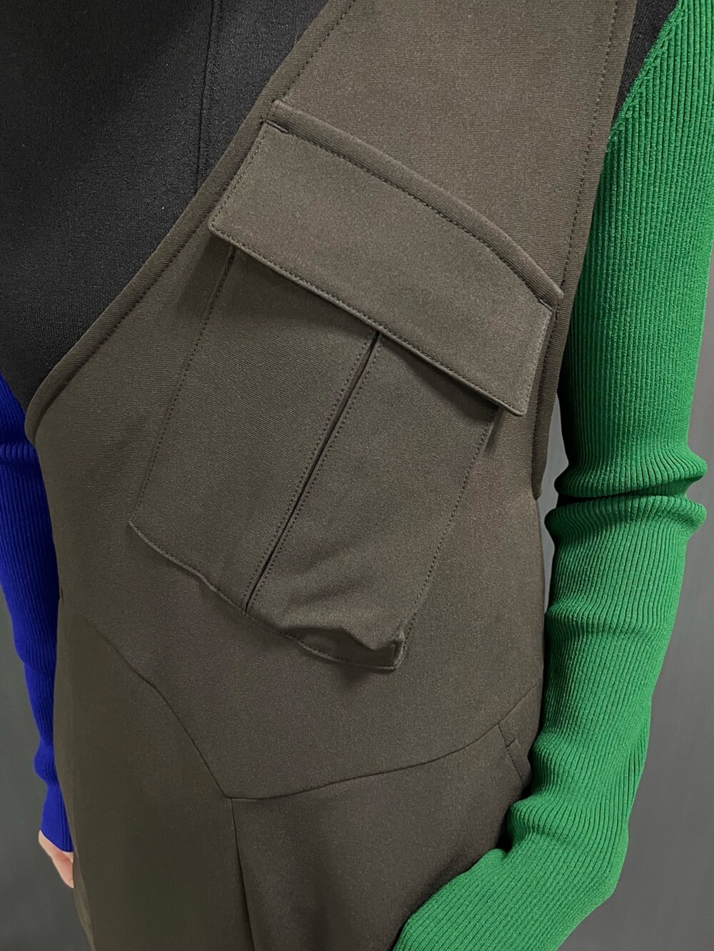 ブラック系のつなぎ/オールインワン、ブラック系のニット/セーター、シルバー系のネックレスを着用したレディースの冬コーディネートの4枚目の写真