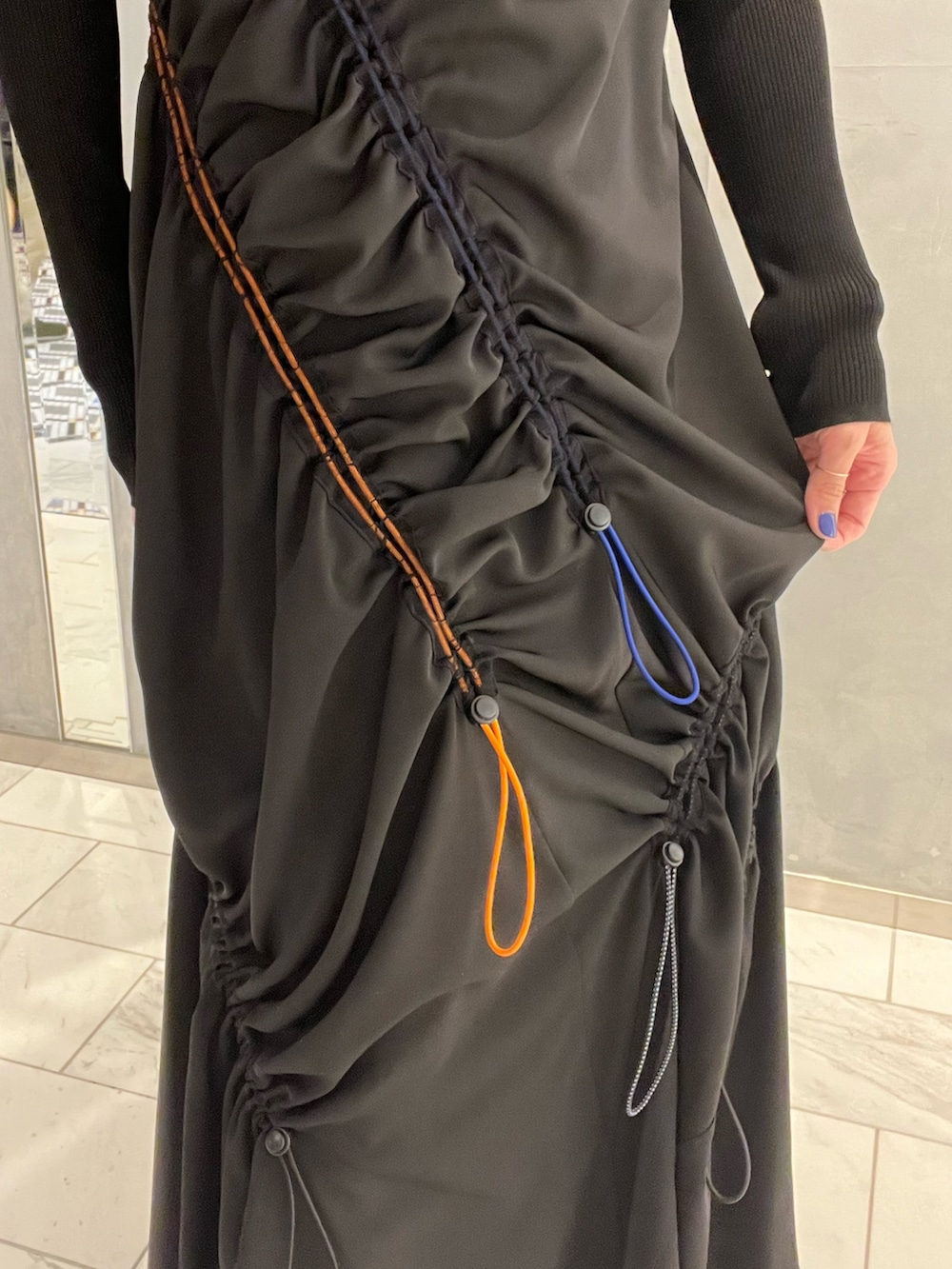 ブラック系のワンピース、ブラウン系のタンクトップ、ブラック系のカーディガン/ボレロを着用したレディースの春コーディネートの5枚目の写真