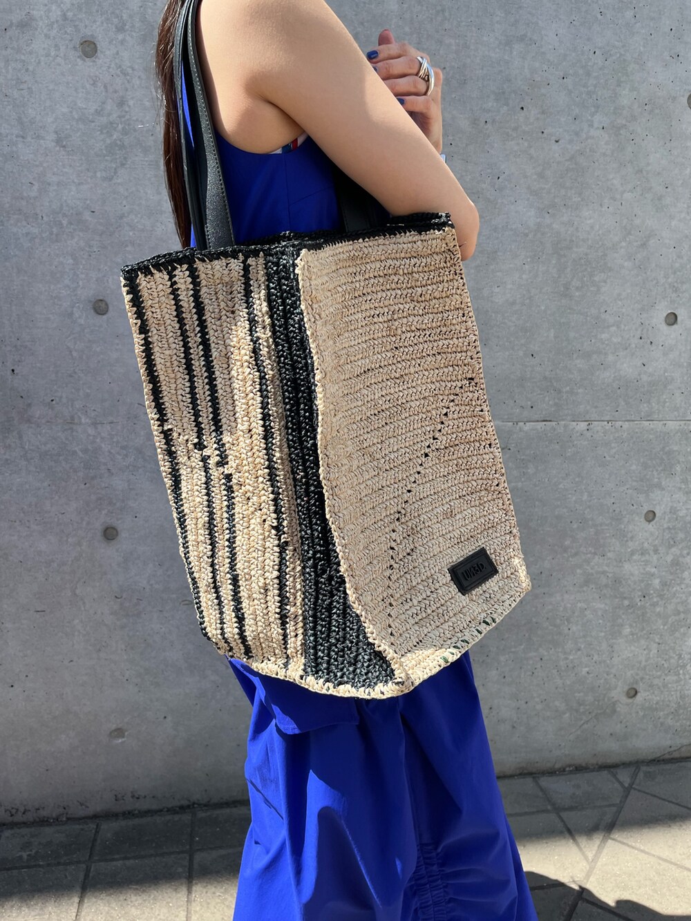 ブルー系のタンクトップ、ブルー系のその他パンツ、ブラック系のサンダルを着用したレディースの夏コーディネートの8枚目の写真