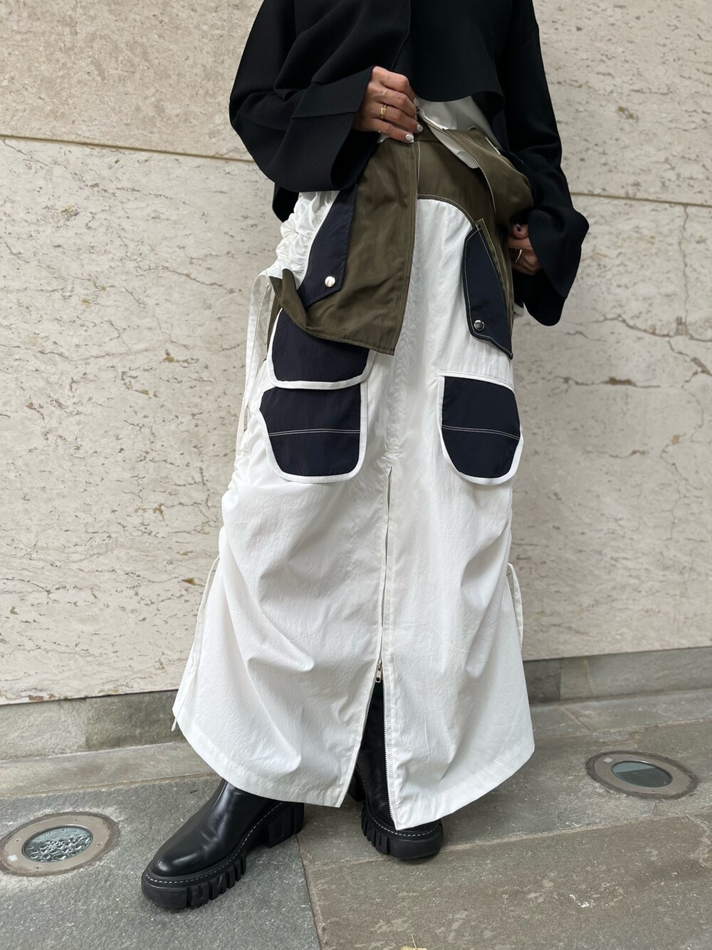 その他のシャツ/ブラウス、その他のスカート、ブラック系のニット/セーターを着用したレディースの秋コーディネートの6枚目の写真