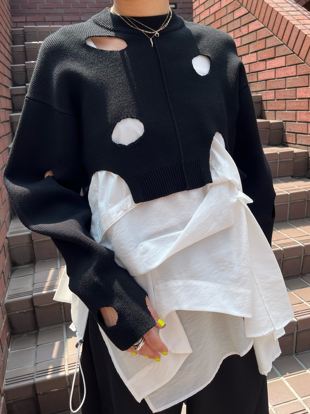 ブラック系のニット/セーター、ホワイト系のシャツ/ブラウス、グリーン系のショルダーバッグを着用したレディースの秋コーディネートの3枚目の写真