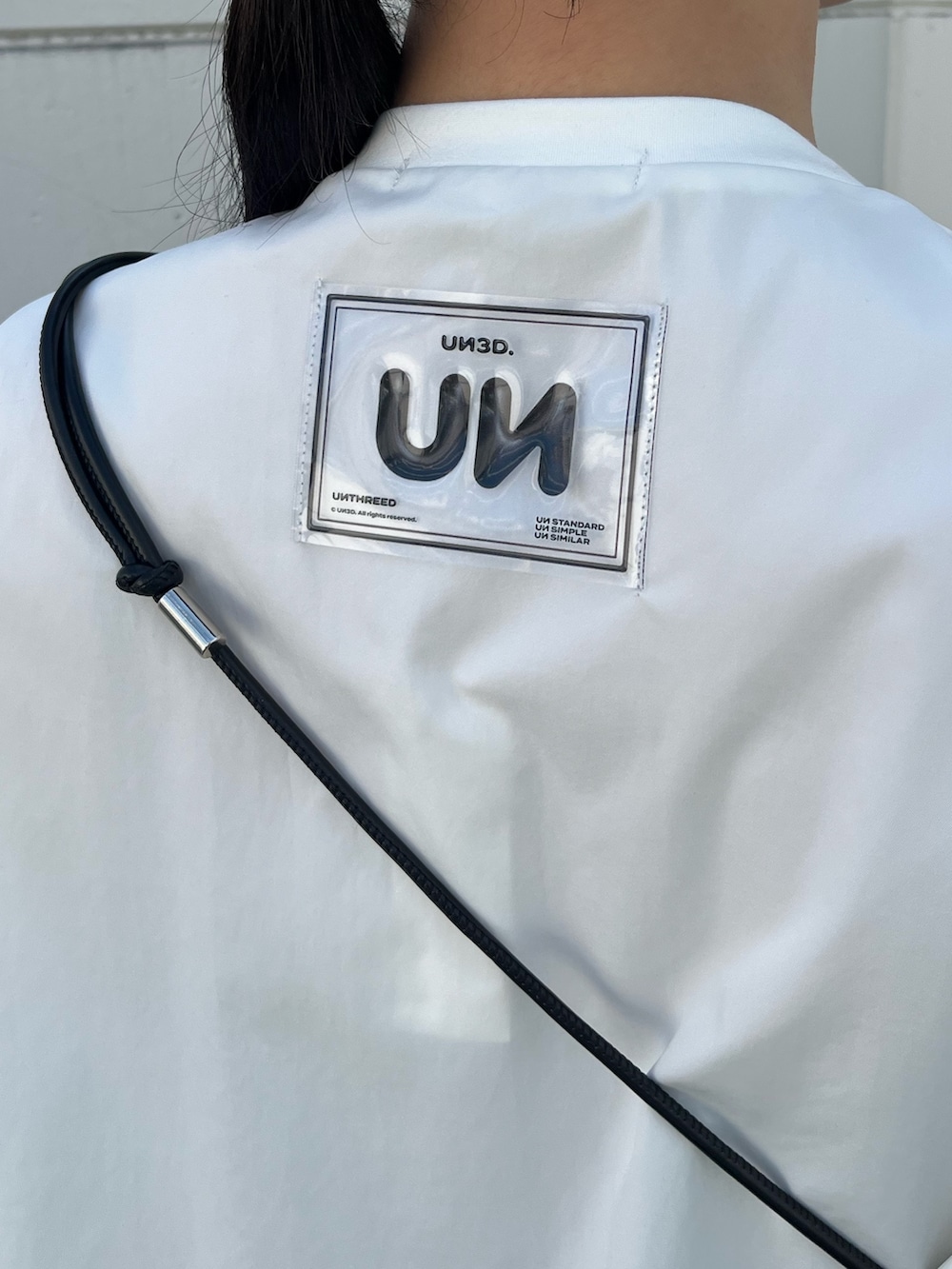 ホワイト系のTシャツ/カットソー、ブラック系のその他パンツ、ブラック系のサングラスを着用したレディースの夏コーディネートの3枚目の写真