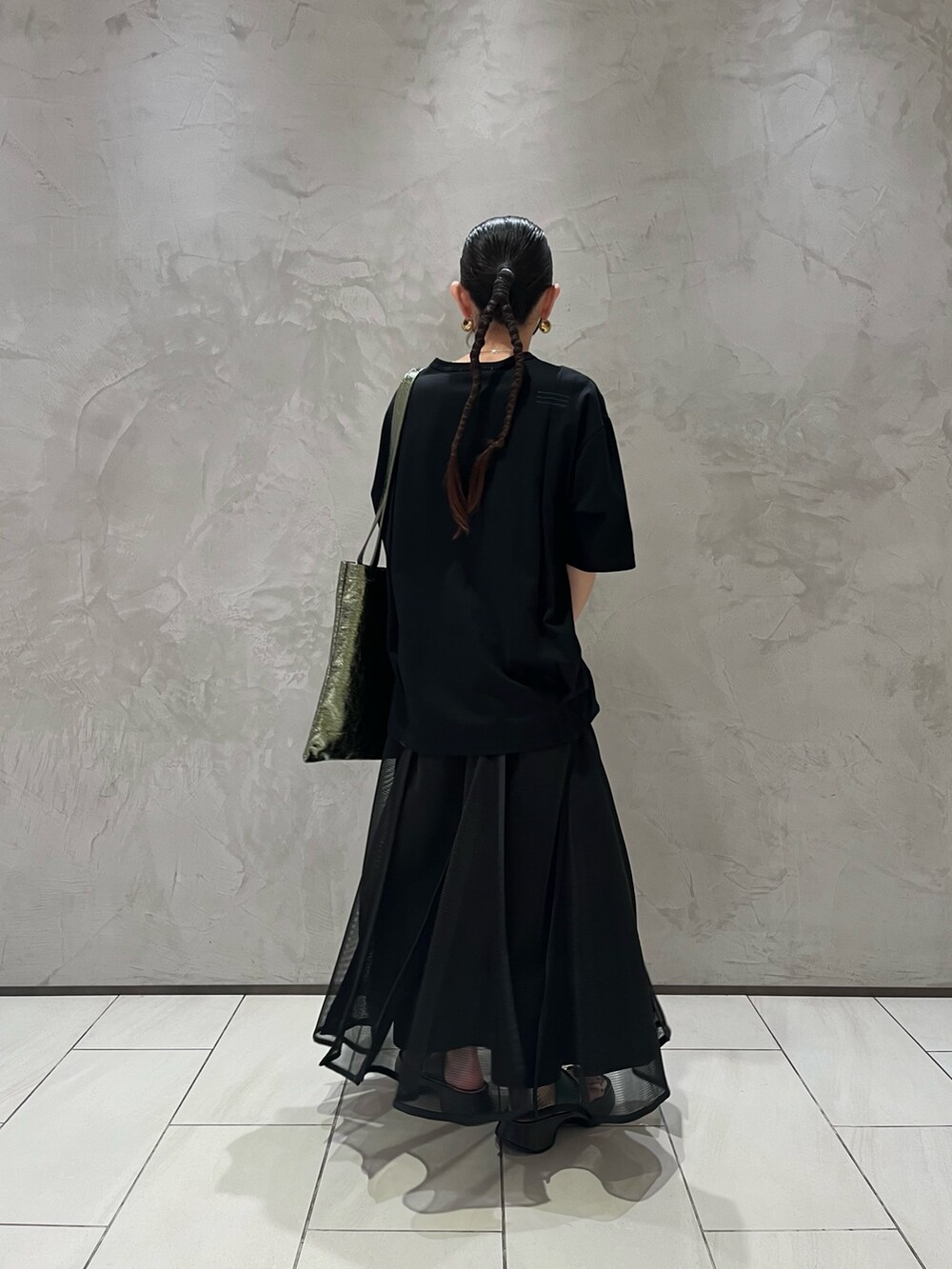 その他のサンダル、グリーン系のトートバッグ、ブラック系のTシャツ/カットソーを着用したレディースの夏コーディネートの3枚目の写真