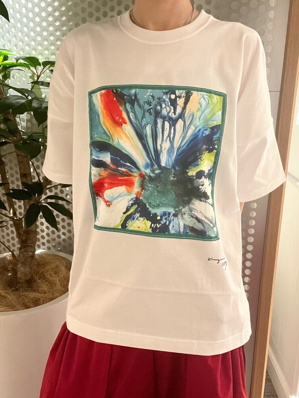 ホワイト系のTシャツ/カットソー、レッド系のその他パンツ、ブラック系のハットを着用したレディースの夏コーディネートの3枚目の写真