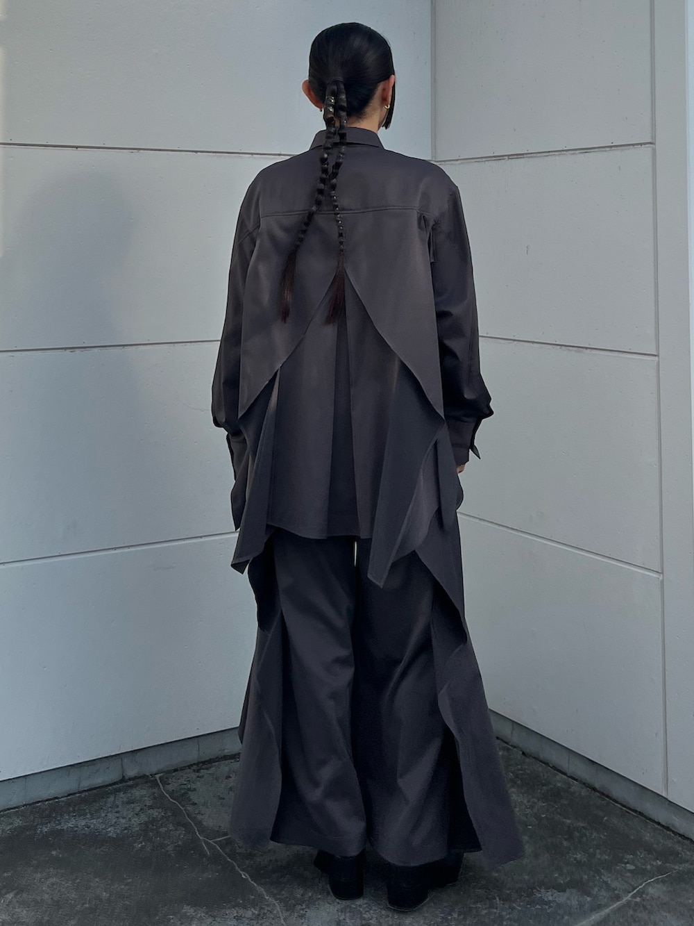 グレー系のシャツ/ブラウス、グレー系のその他パンツ、ブラック系のスリッポンを着用したレディースの秋コーディネートの2枚目の写真