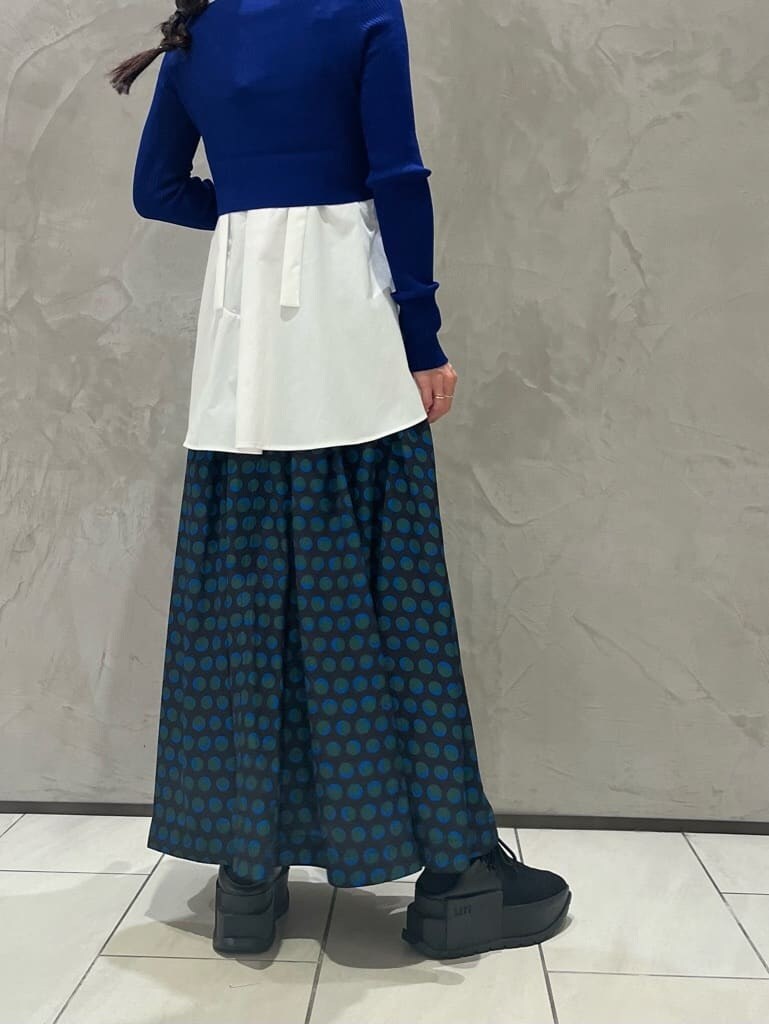 ホワイト系のキャミソール、ブラック系のスカート、ブルー系のニット/セーターを着用したレディースの秋コーディネートの3枚目の写真