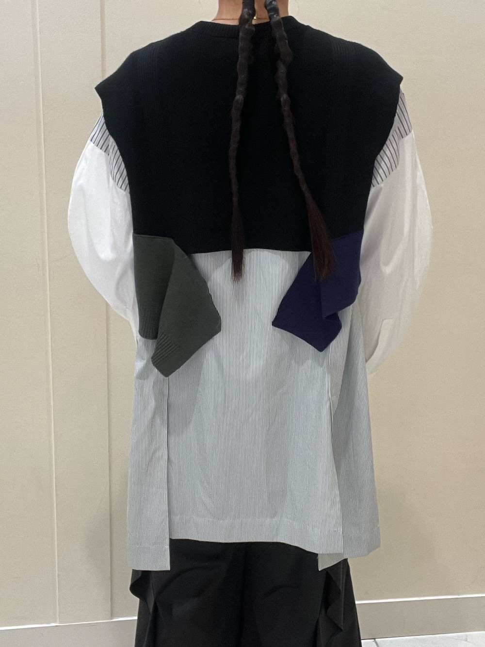 その他のシャツ/ブラウス、ブラック系のその他パンツ、ブラック系のサンダルを着用したレディースの夏コーディネートの5枚目の写真