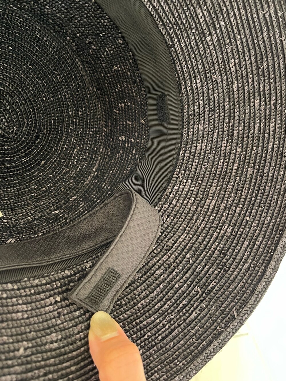 ホワイト系のTシャツ/カットソー、レッド系のその他パンツ、ブラック系のハットを着用したレディースの夏コーディネートの6枚目の写真