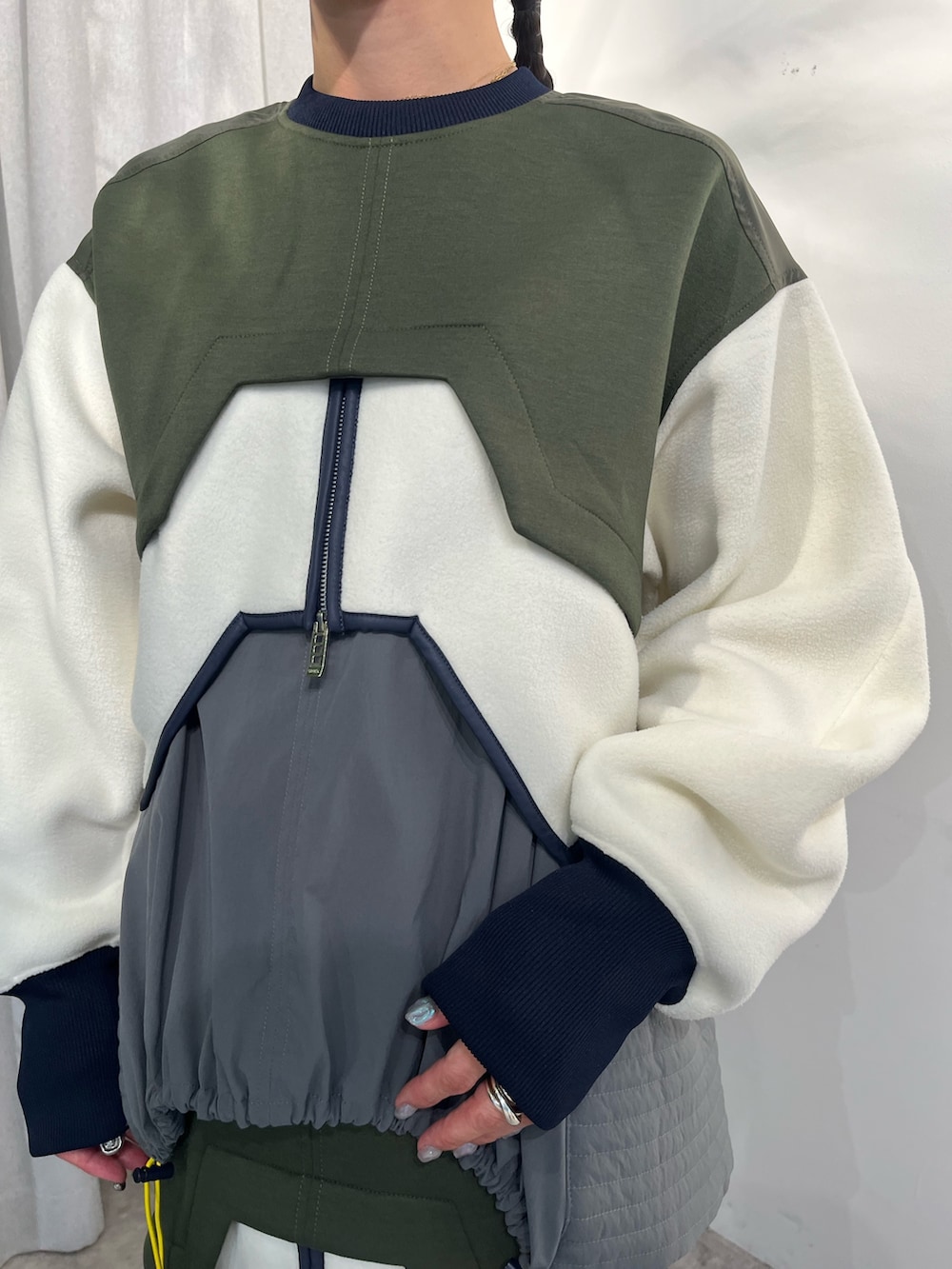 その他のその他トップス、グレー系のシャツ/ブラウス、その他のスカートを着用したレディースの秋コーディネートの5枚目の写真